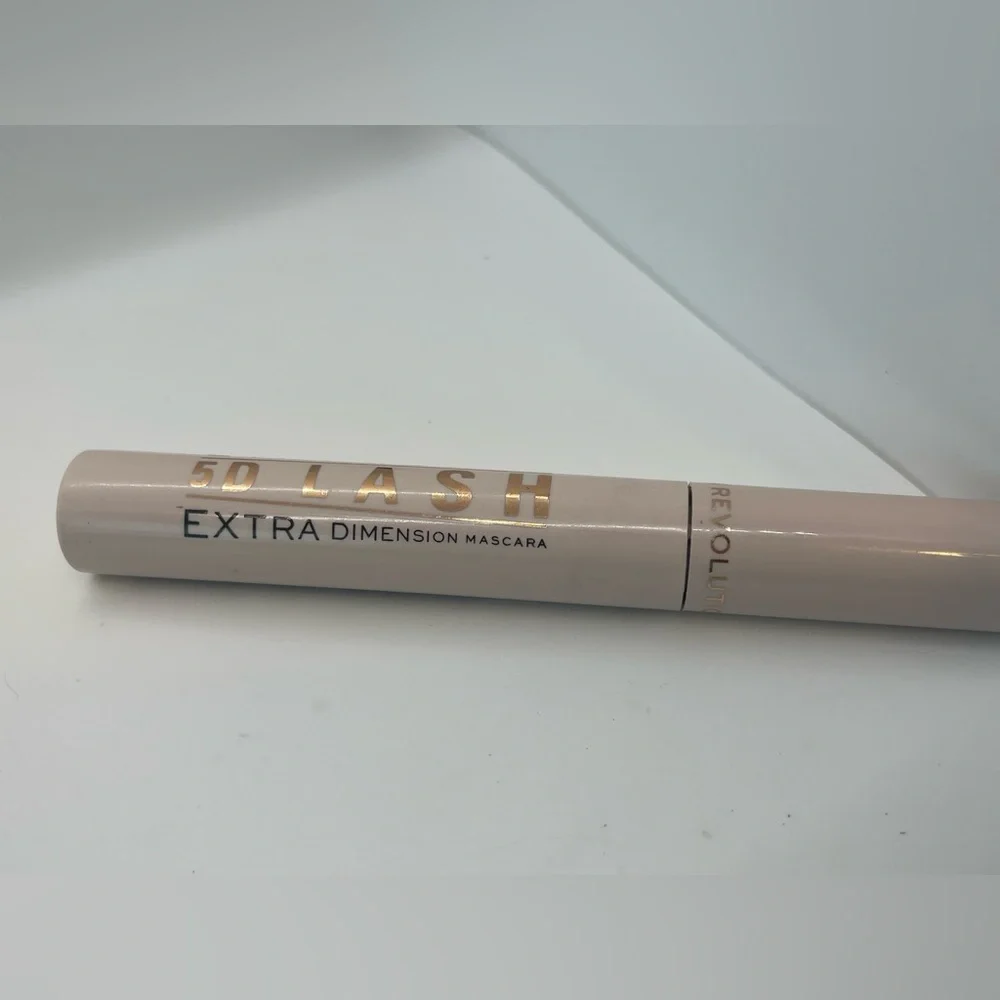 REVOLUTION 5D Mascara Lift & Define Extra Dimension 5D Lash & Estee Lauder Black